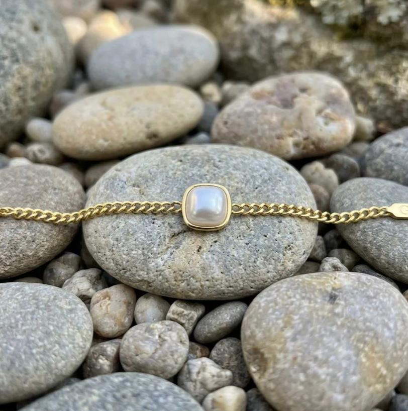 Elegant Gold & Pearl Bracelet